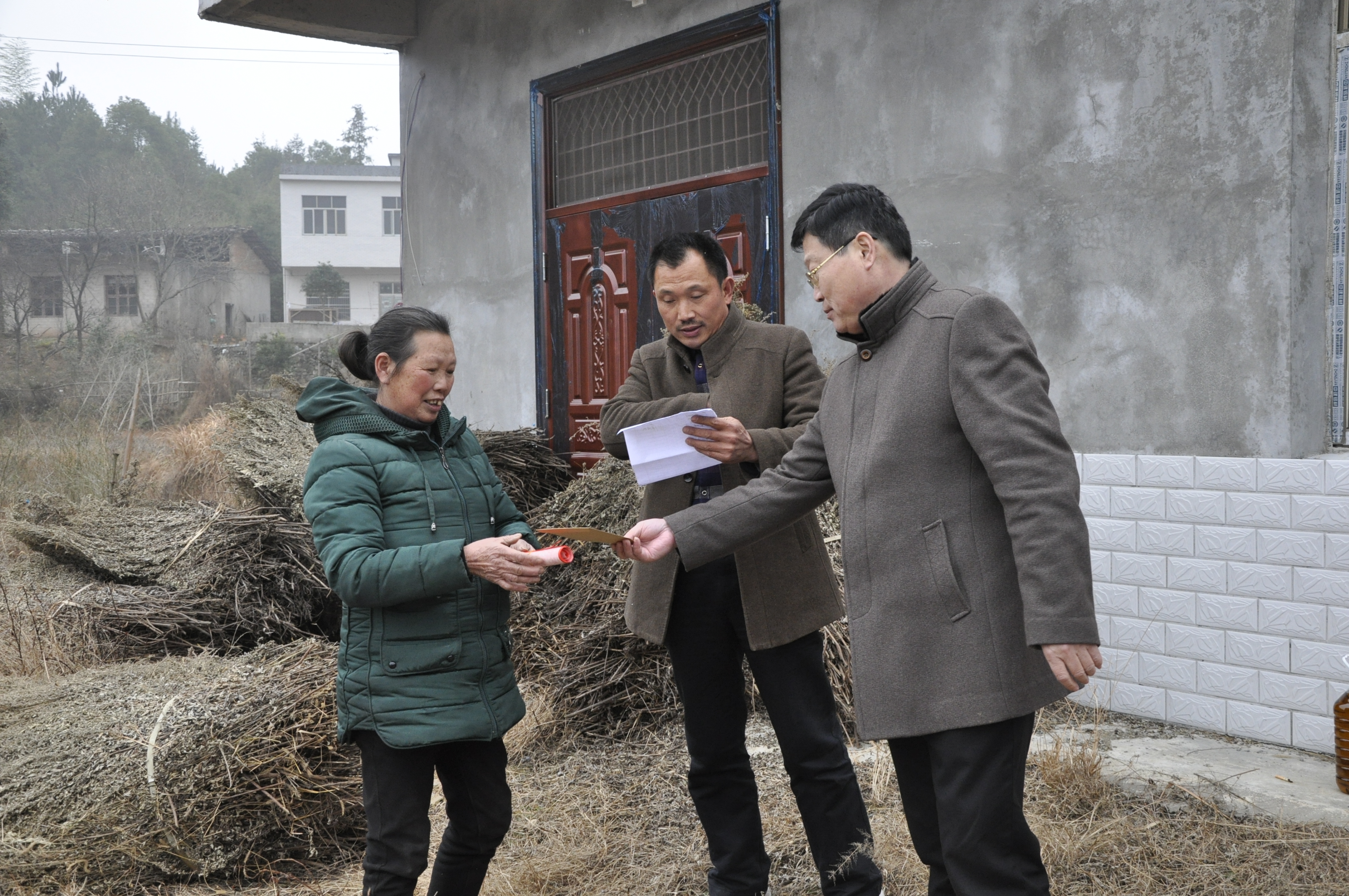 市教育局党组书记,局长李旭东走访慰问对口帮扶对象